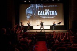 SARAH DOUGLAS Y LAMBERTO BAVA PREMIOS DE HONOR EN ISLA CALAVERA